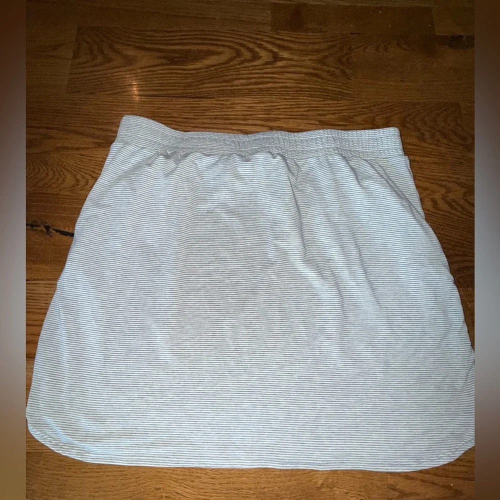 Toad & Co. lightweight Seersucker Skirt. Gray & White. Size Large.